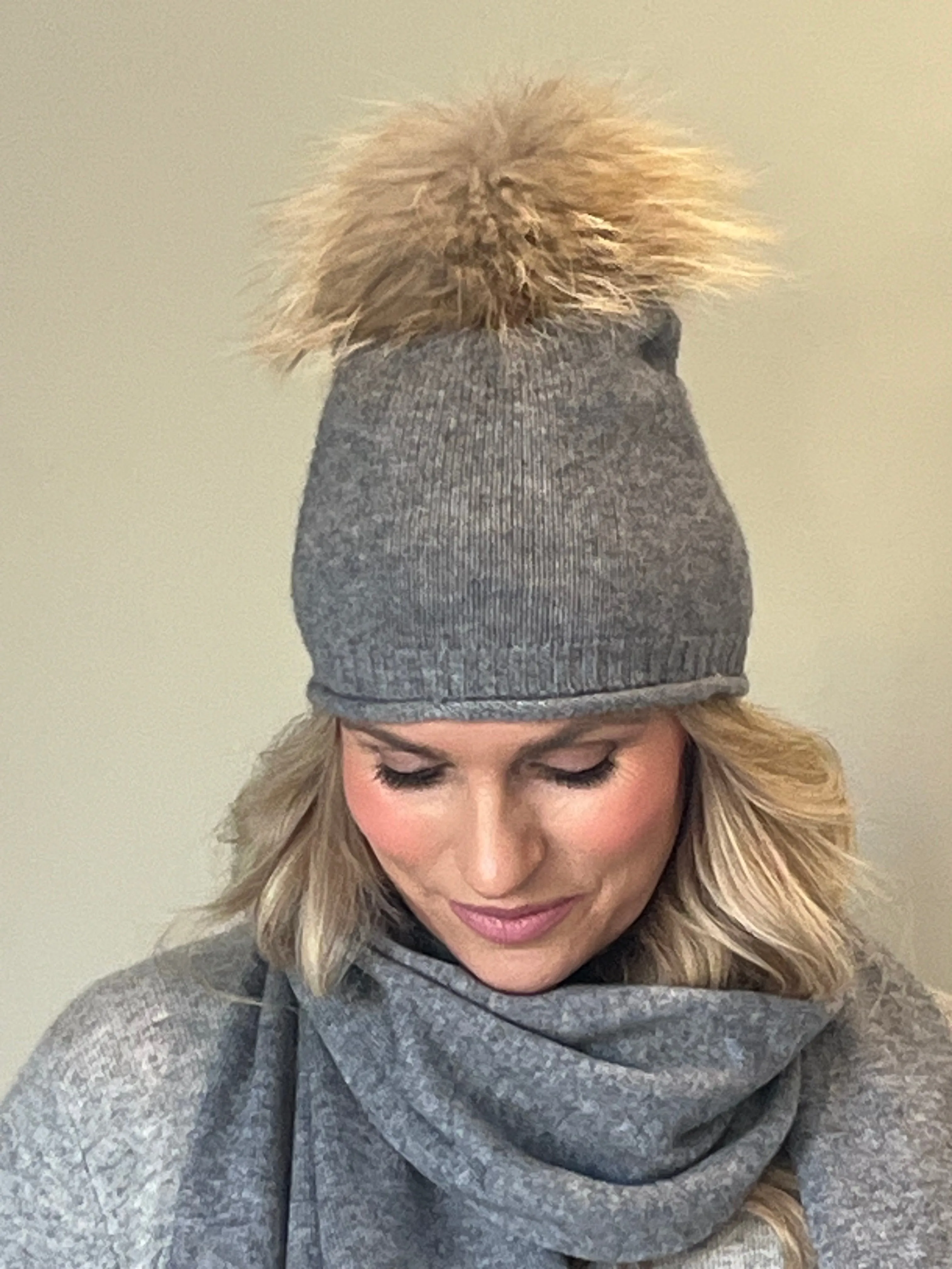 Grey cashmere beanie and scarf with fur pom